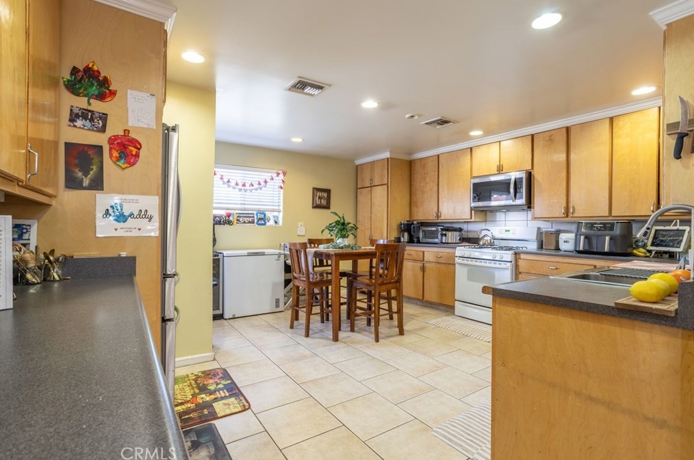19467 Stagg St, Los Angeles CA  91335-2351 exterior