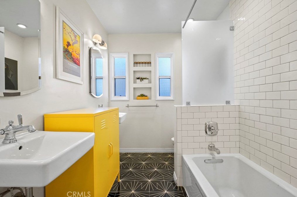 5645 Bowesfield St, Los Angeles CA  90016-5018 exterior