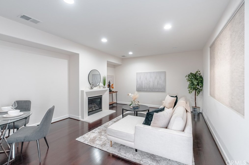 10609 Bloomfield St #204, North Hollywood, CA 91602