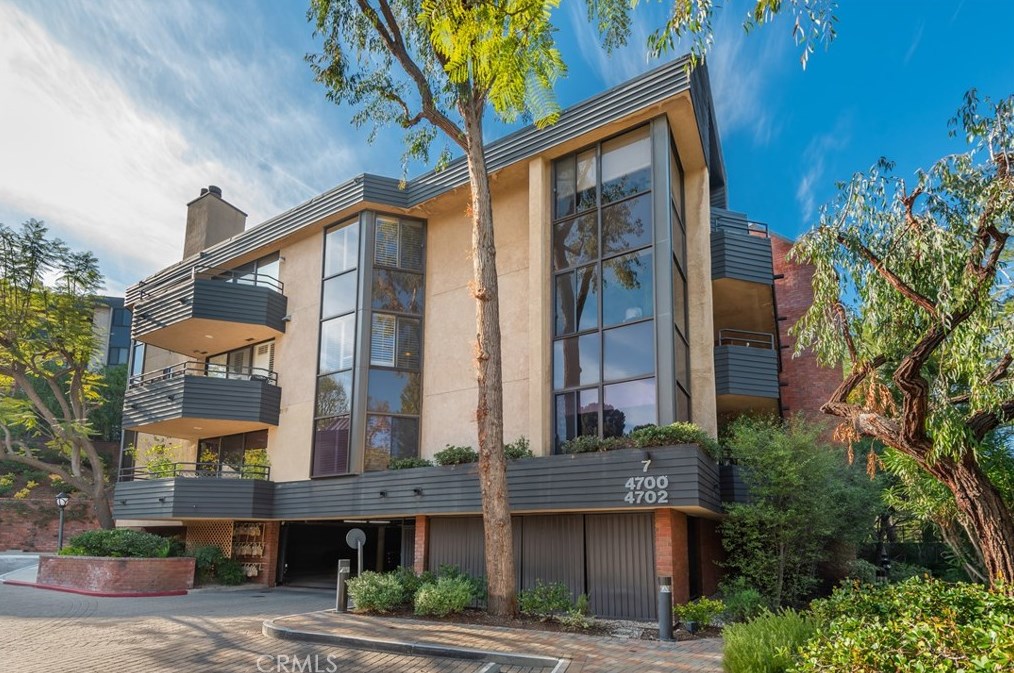 4702 Park Encino Ln, Van Nuys, CA 91436-3274