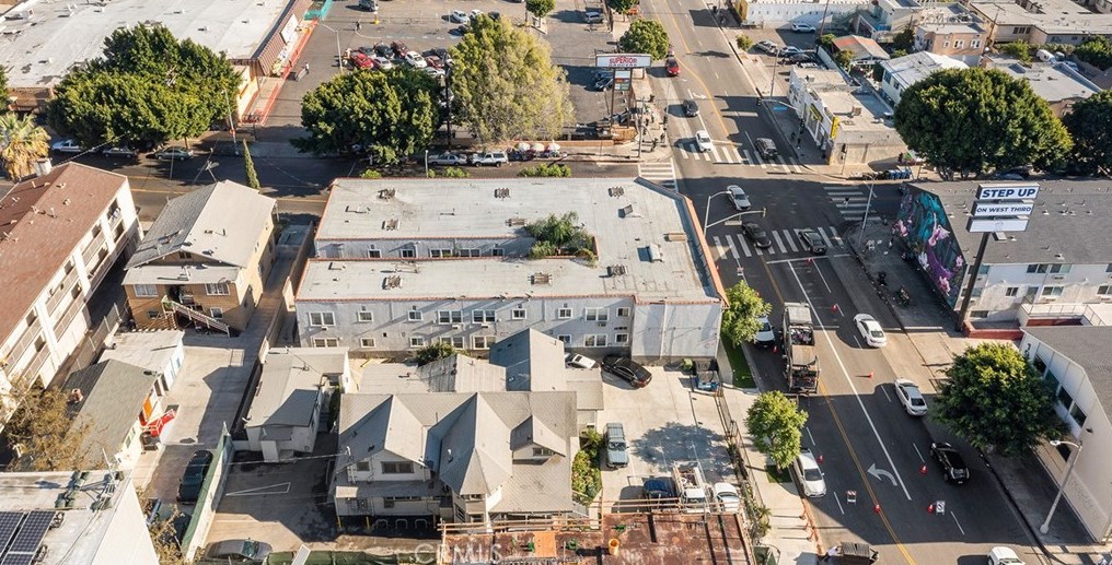 1913 3 St, Los Angeles CA  90020-2305 exterior