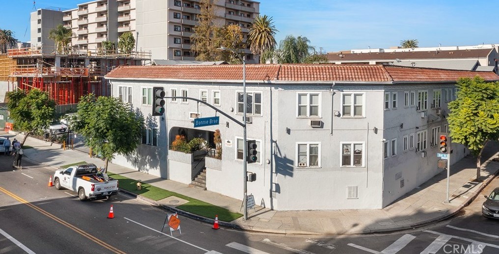 1913 3 St, Los Angeles CA  90020-2305 exterior