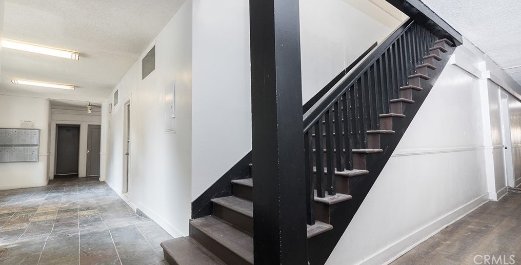 1913 3 St, Los Angeles CA  90020-2305 exterior