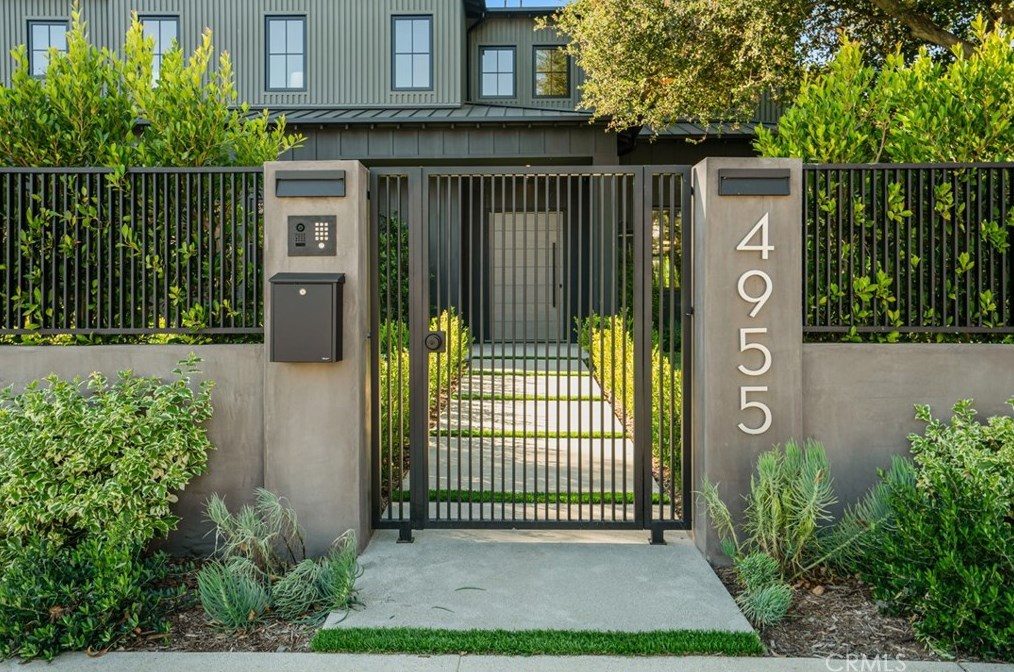 4955 Haskell Ave, Van Nuys CA  91436-1674 exterior