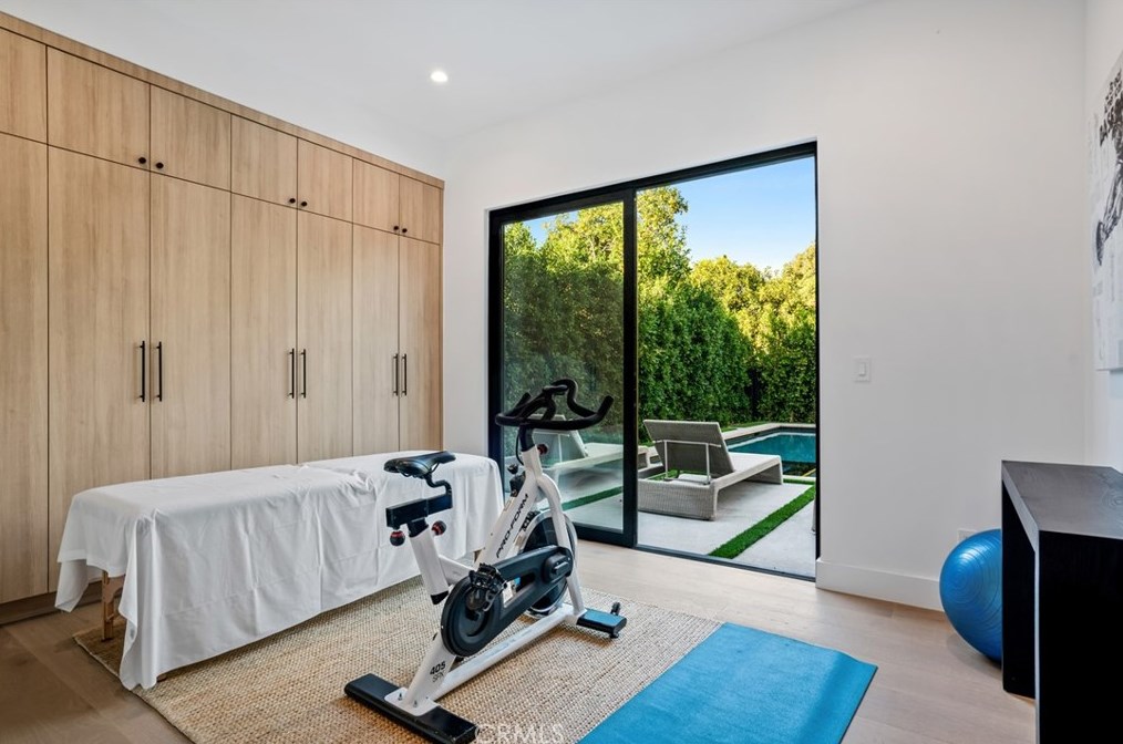 4955 Haskell Ave, Van Nuys CA  91436-1674 exterior