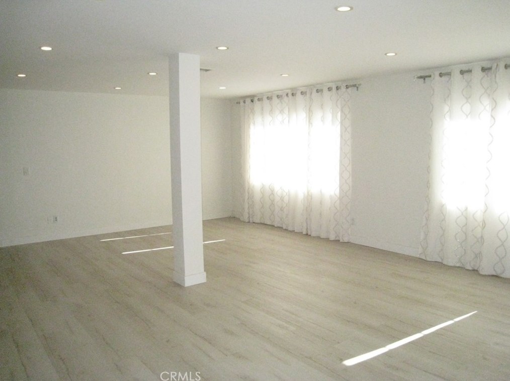 5170 Avenida Oriente, Los Angeles CA  91356-4330 exterior