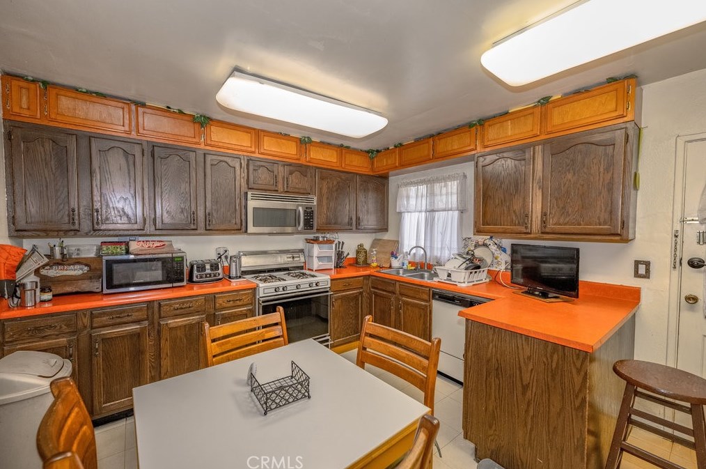 2214 Spaulding Ave, Los Angeles CA  90019-2420 exterior