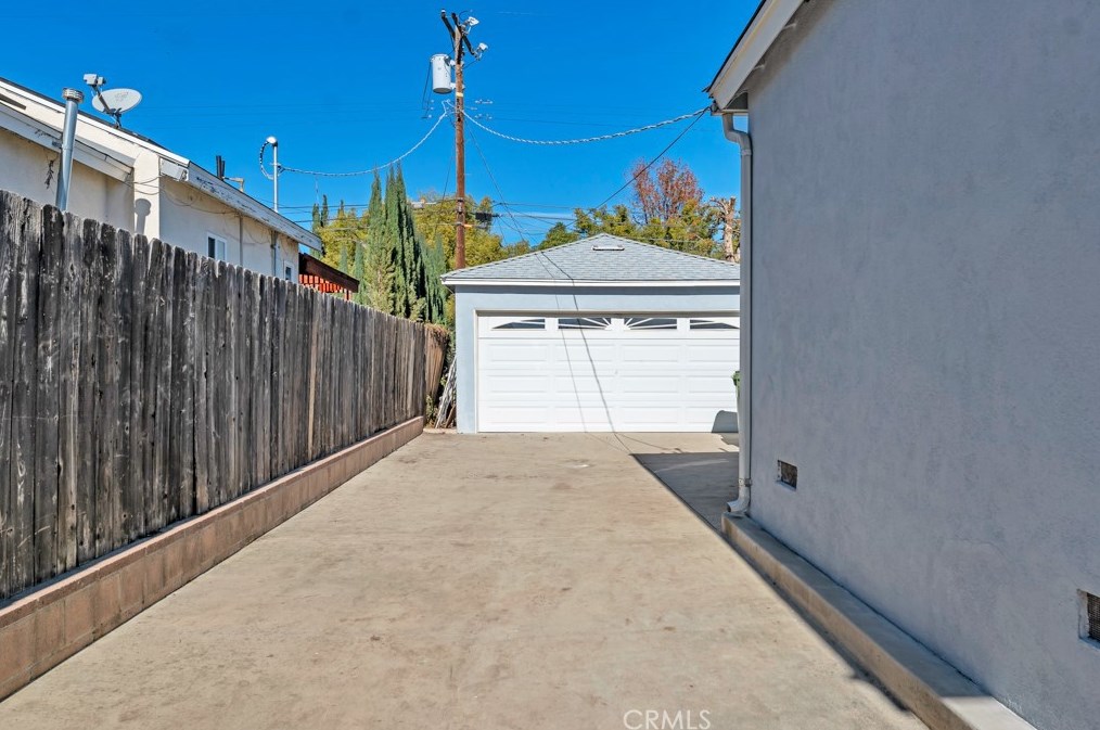 18343 Erwin St, Los Angeles CA  91335-7027 exterior