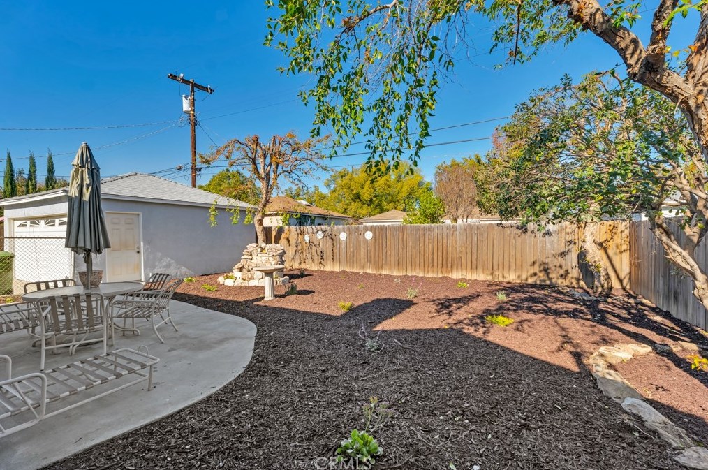 18343 Erwin St, Los Angeles CA  91335-7027 exterior