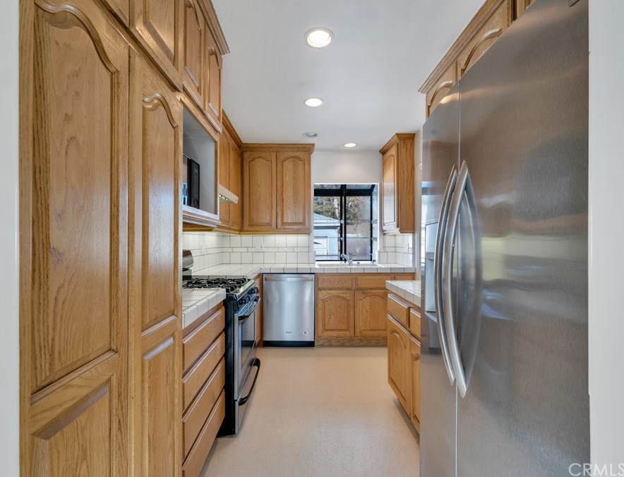 18343 Erwin St, Los Angeles CA  91335-7027 exterior