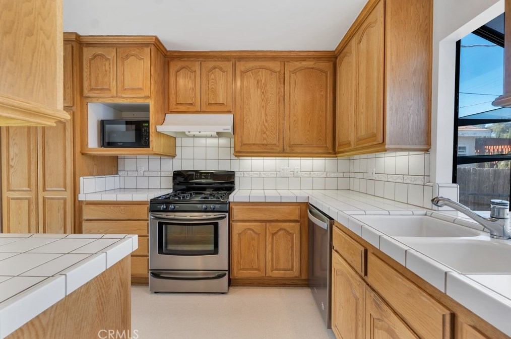 18343 Erwin St, Los Angeles CA  91335-7027 exterior