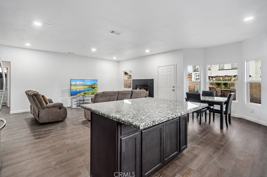 39943 Sunstar St, Palmdale CA  93551-5705 exterior