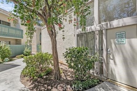 5700 Etiwanda Ave, Los Angeles CA  91356-2556 exterior