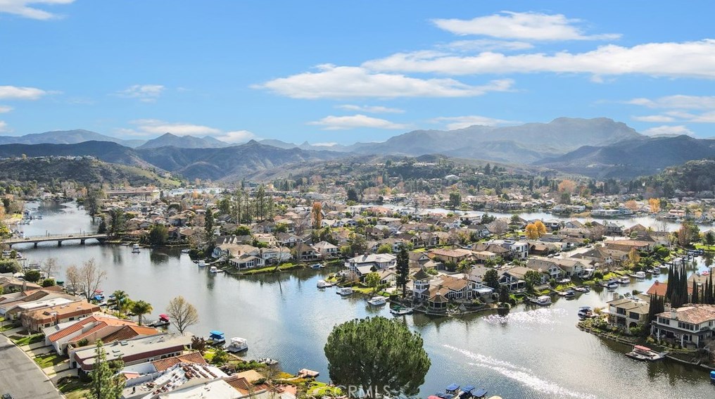 2739 Lakewood Pl, Thousand Oaks CA 91361-3310 exterior