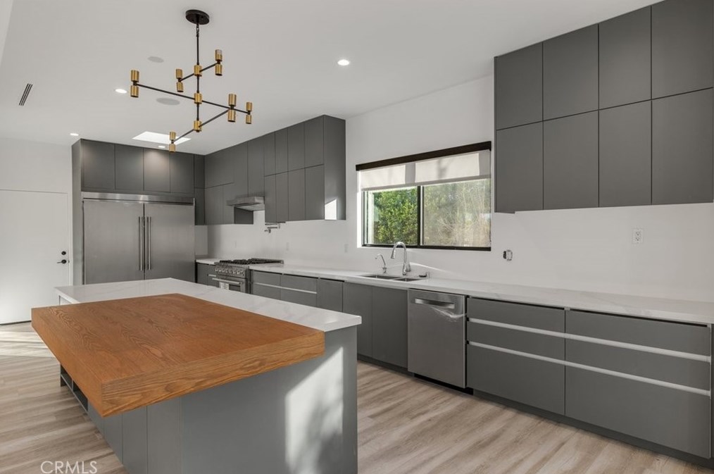 5301 Crebs Ave, Los Angeles CA  91356-4012 exterior