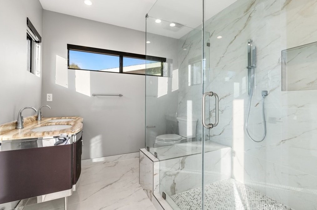 5301 Crebs Ave, Los Angeles CA  91356-4012 exterior