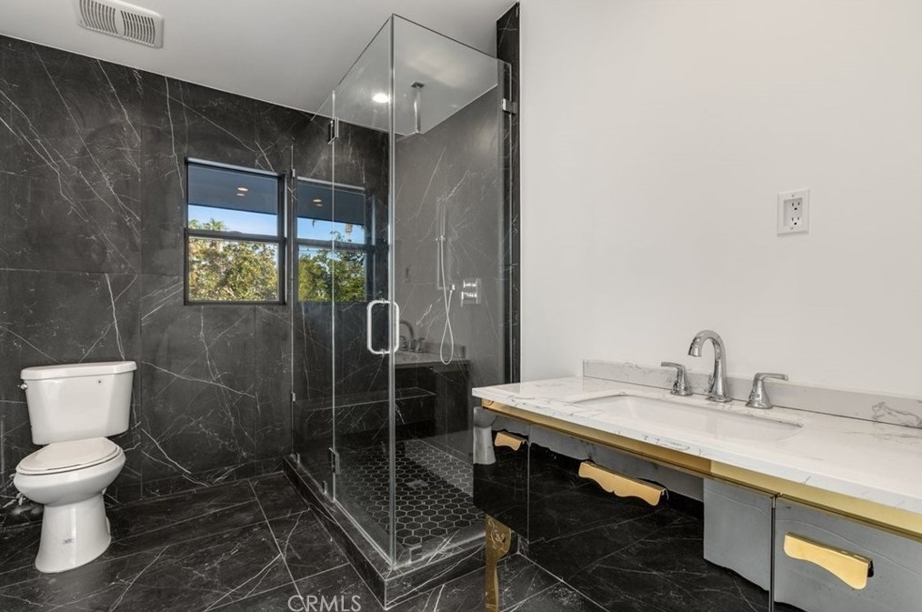 5301 Crebs Ave, Los Angeles CA  91356-4012 exterior