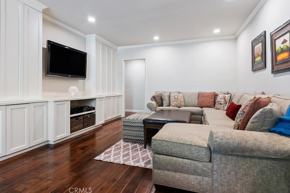 4080 Hayvenhurst Dr, Van Nuys CA  91436-3645 exterior