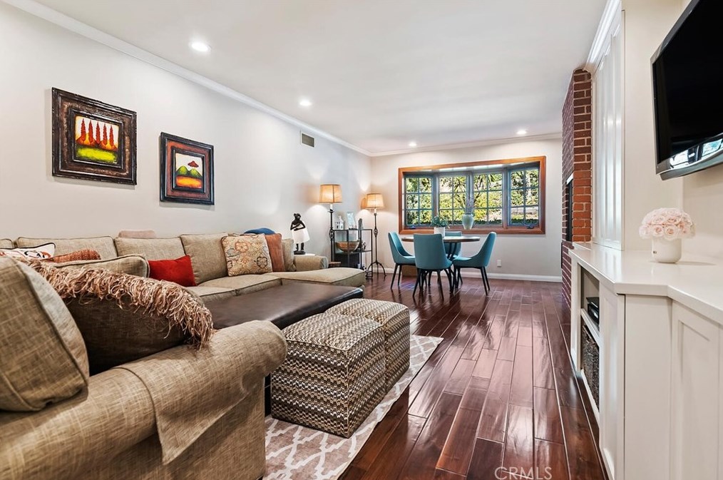 4080 Hayvenhurst Dr, Van Nuys CA  91436-3645 exterior