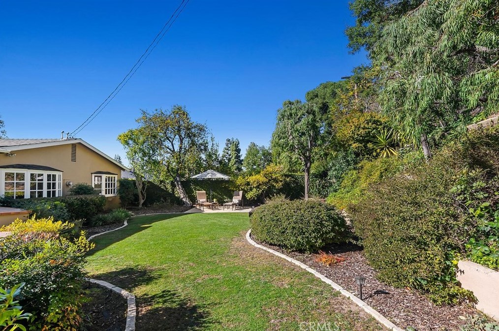 4080 Hayvenhurst Dr, Van Nuys CA  91436-3645 exterior