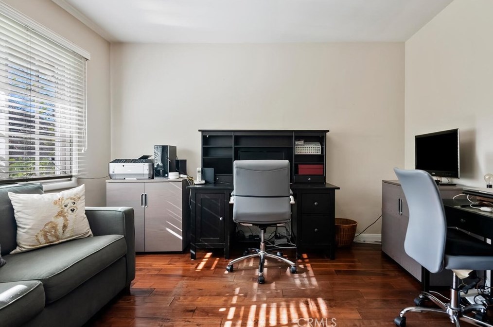 4080 Hayvenhurst Dr, Van Nuys CA  91436-3645 exterior