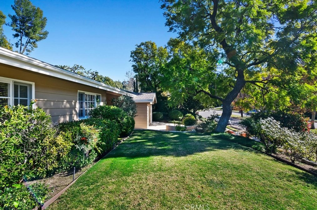 4080 Hayvenhurst Dr, Van Nuys CA  91436-3645 exterior