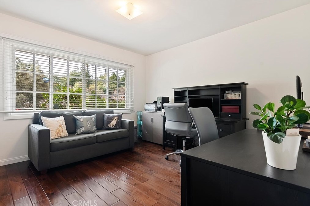 4080 Hayvenhurst Dr, Van Nuys CA  91436-3645 exterior