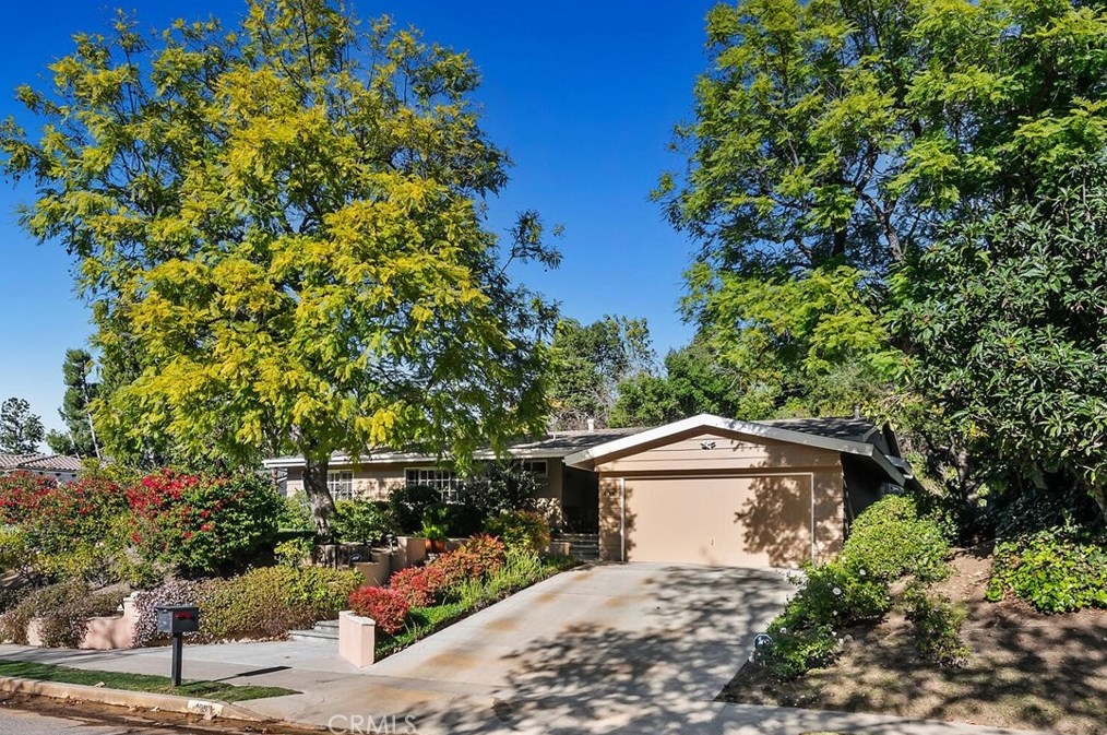 4080 Hayvenhurst Dr, Van Nuys CA  91436-3645 exterior