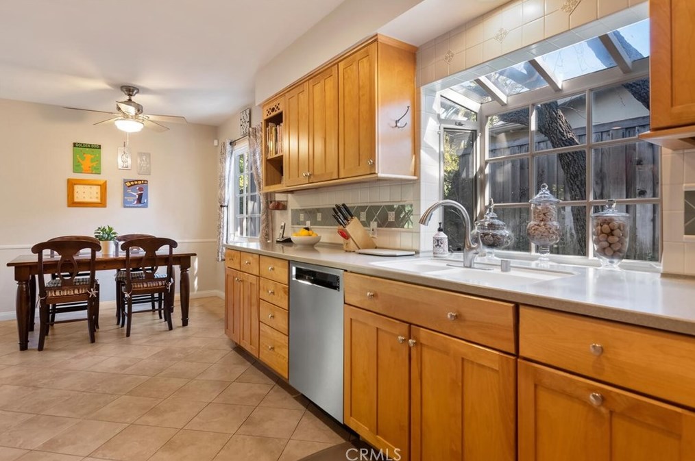 4080 Hayvenhurst Dr, Van Nuys CA  91436-3645 exterior