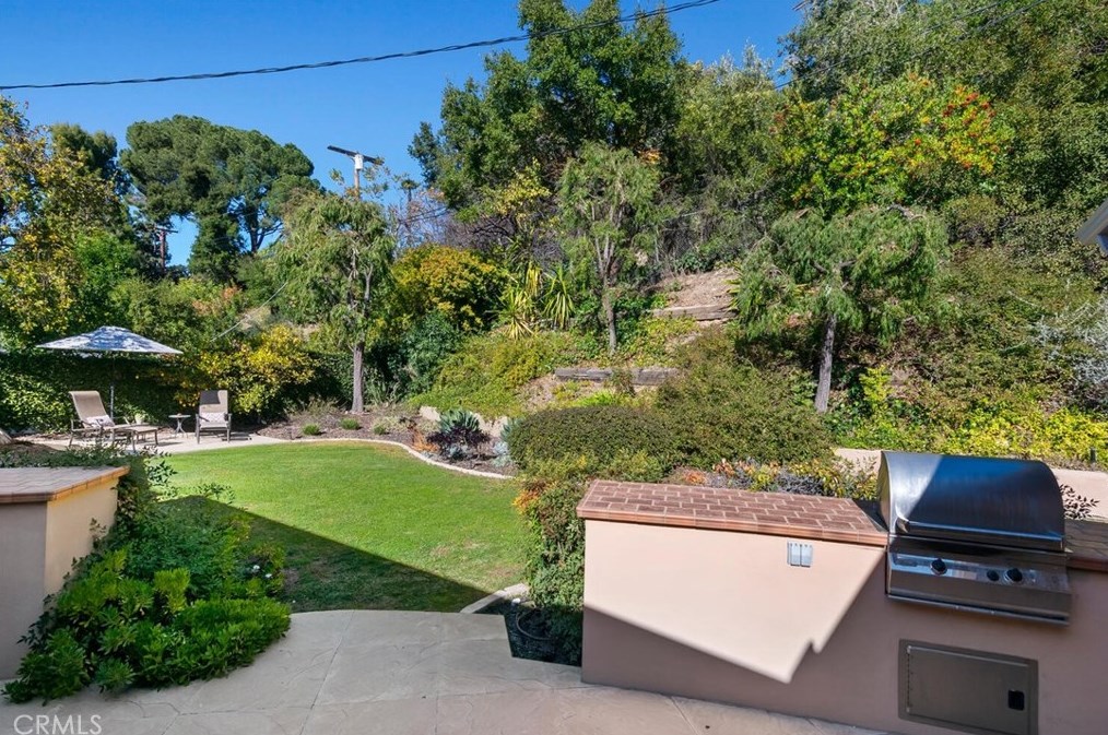 4080 Hayvenhurst Dr, Van Nuys CA  91436-3645 exterior