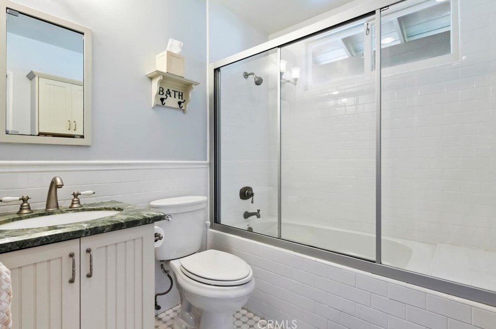 4080 Hayvenhurst Dr, Van Nuys CA  91436-3645 exterior