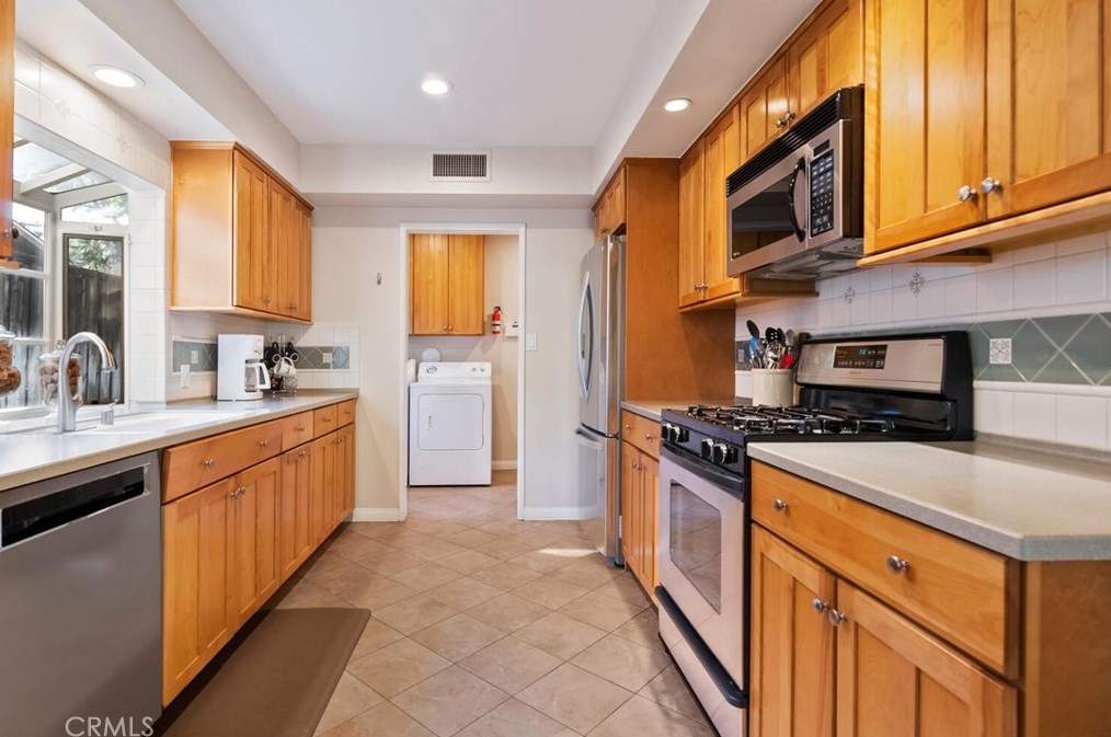 4080 Hayvenhurst Dr, Van Nuys CA  91436-3645 exterior