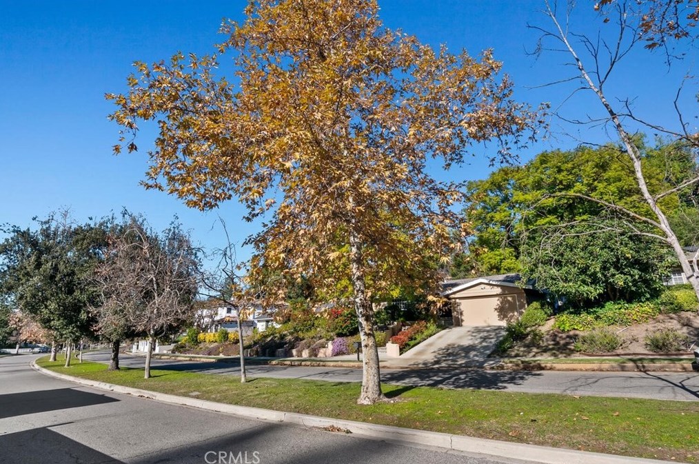 4080 Hayvenhurst Dr, Van Nuys CA  91436-3645 exterior