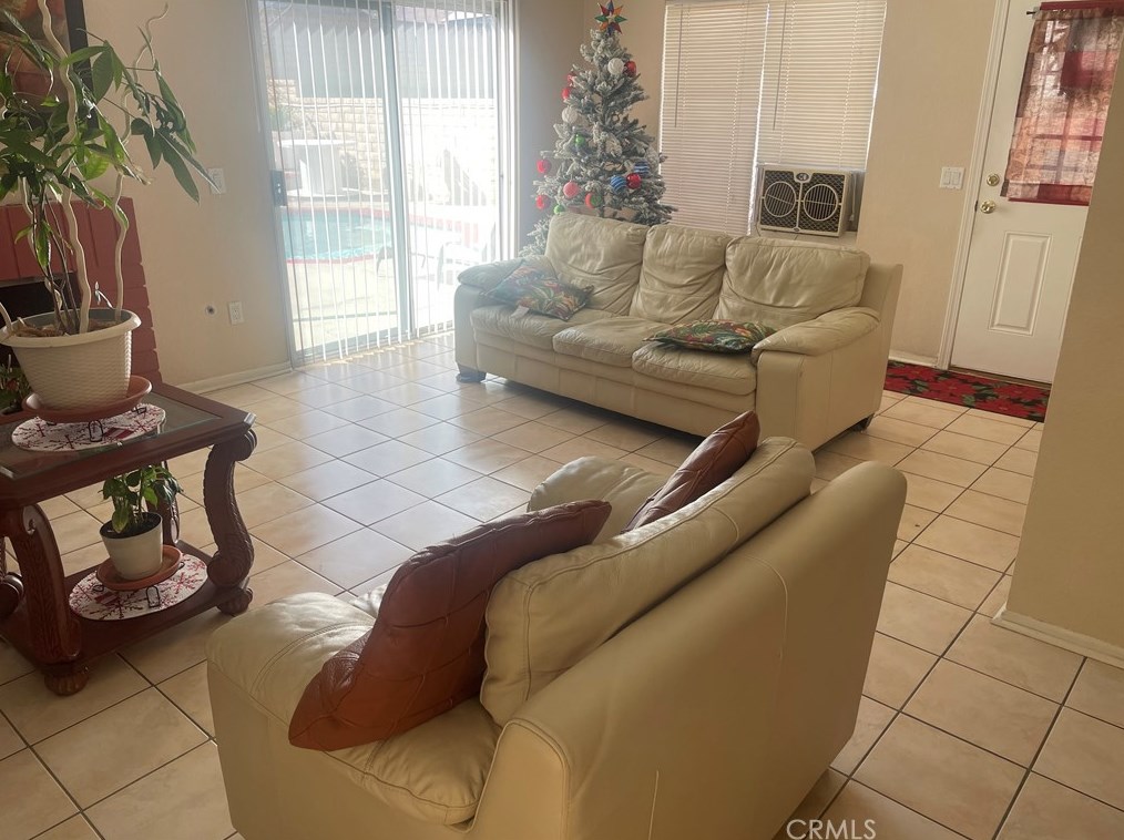 2728 Juniper Dr, Palmdale, CA 93550-5977