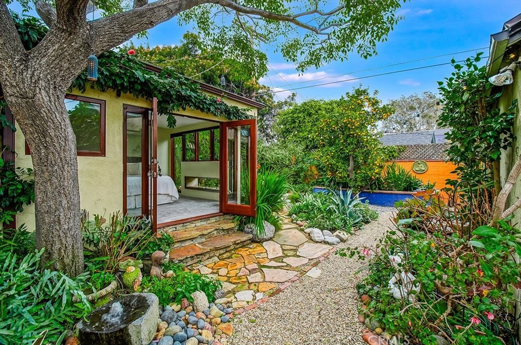 2564 Armacost Ave, Los Angeles CA  90064-2716 exterior