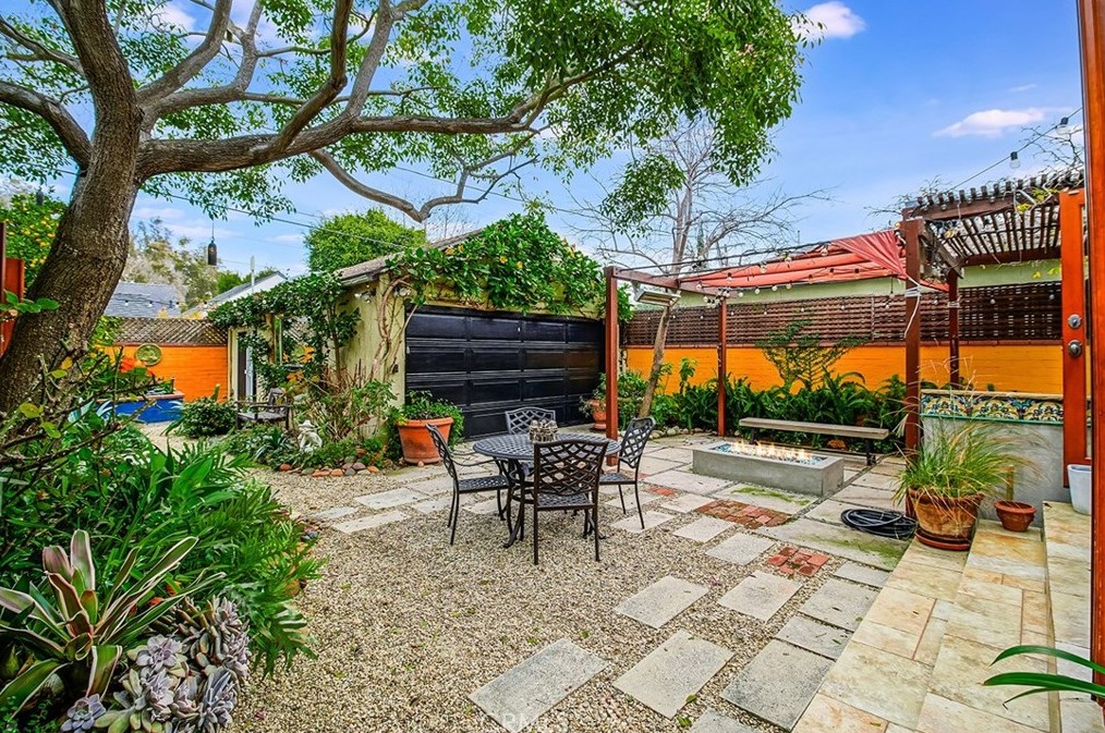2564 Armacost Ave, Los Angeles CA  90064-2716 exterior