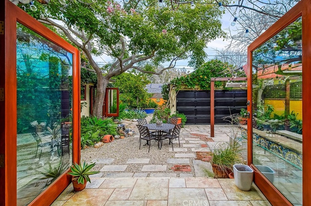 2564 Armacost Ave, Los Angeles CA  90064-2716 exterior