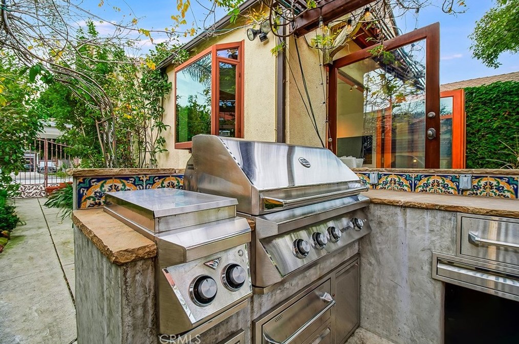 2564 Armacost Ave, Los Angeles CA  90064-2716 exterior
