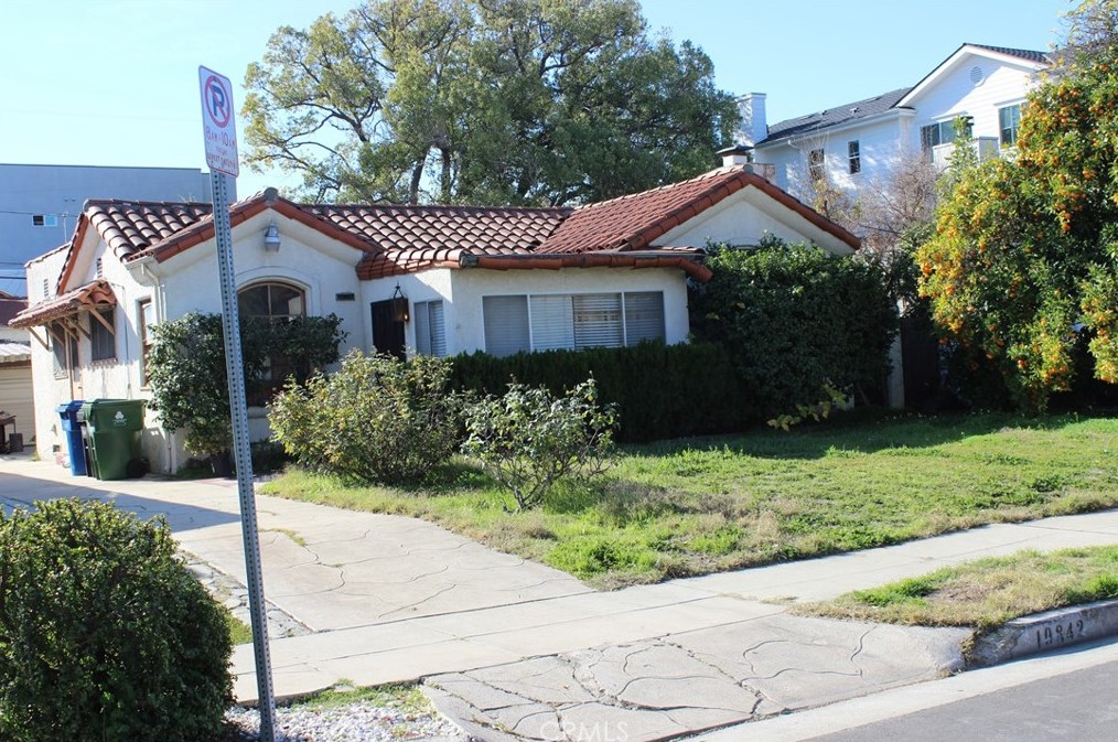 10842 Peach Grove St, North Hollywood, CA 91601