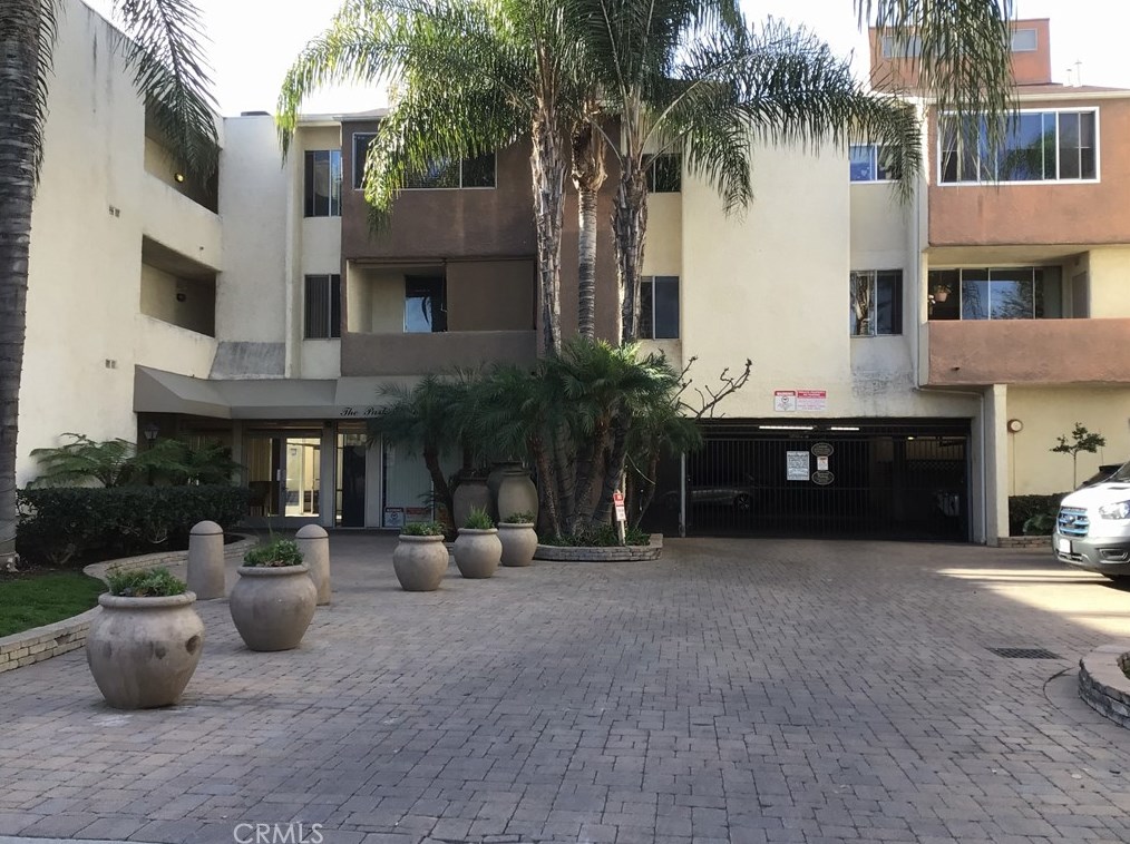 5325 Newcastle Ave, Van Nuys CA  91316-3081 exterior