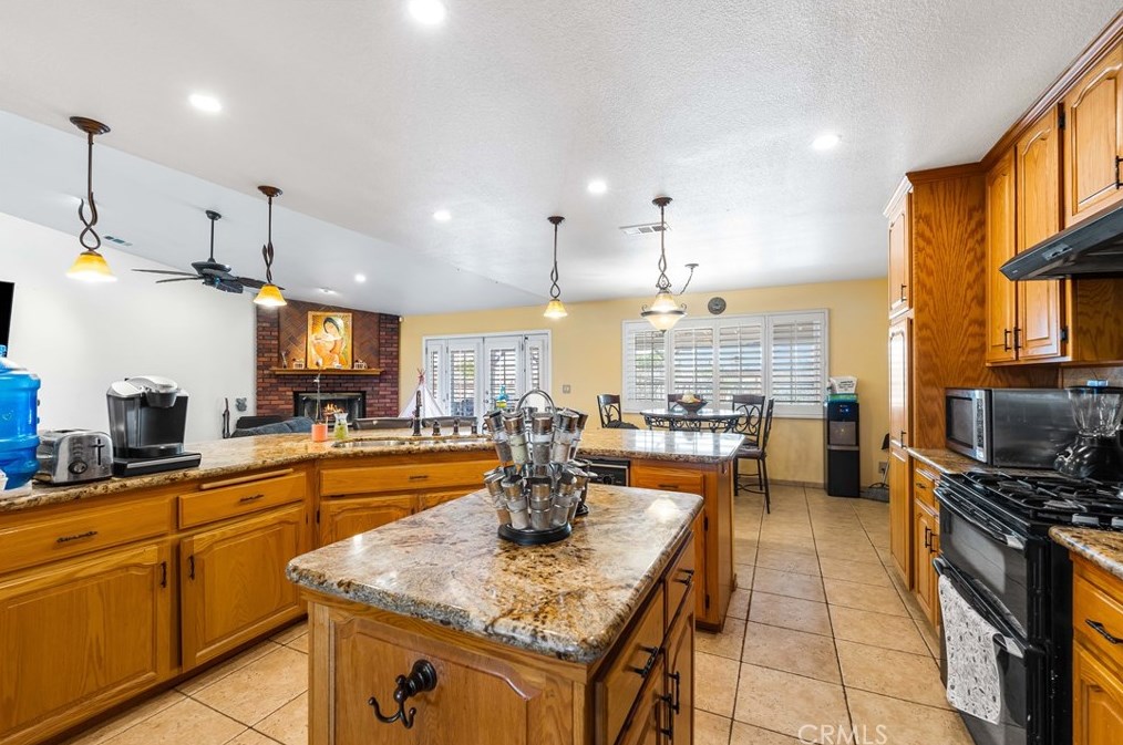9081 Pinon Ave, Hesperia CA  92345-3773 exterior