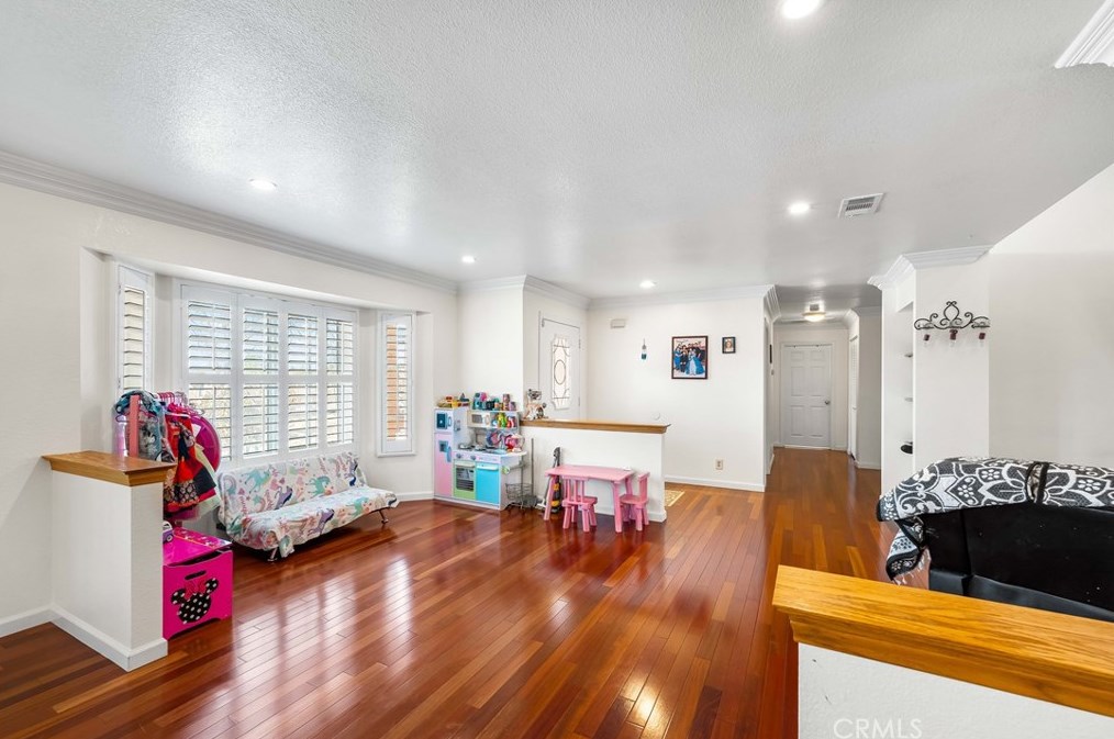 9081 Pinon Ave, Hesperia CA  92345-3773 exterior