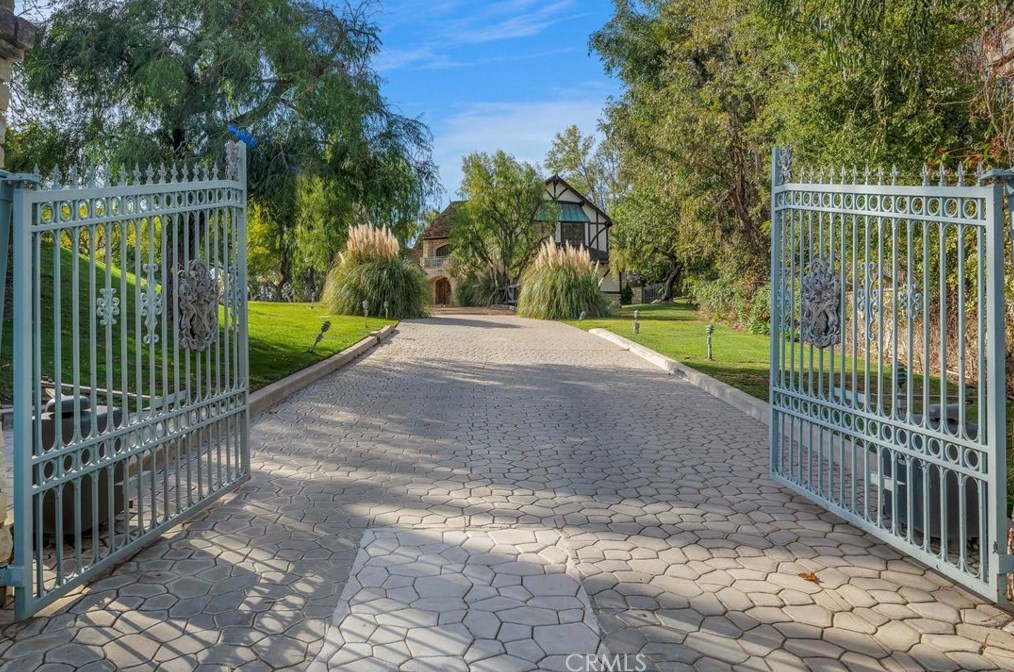 20010 Hawks Hill Rd, Chatsworth, CA 91311