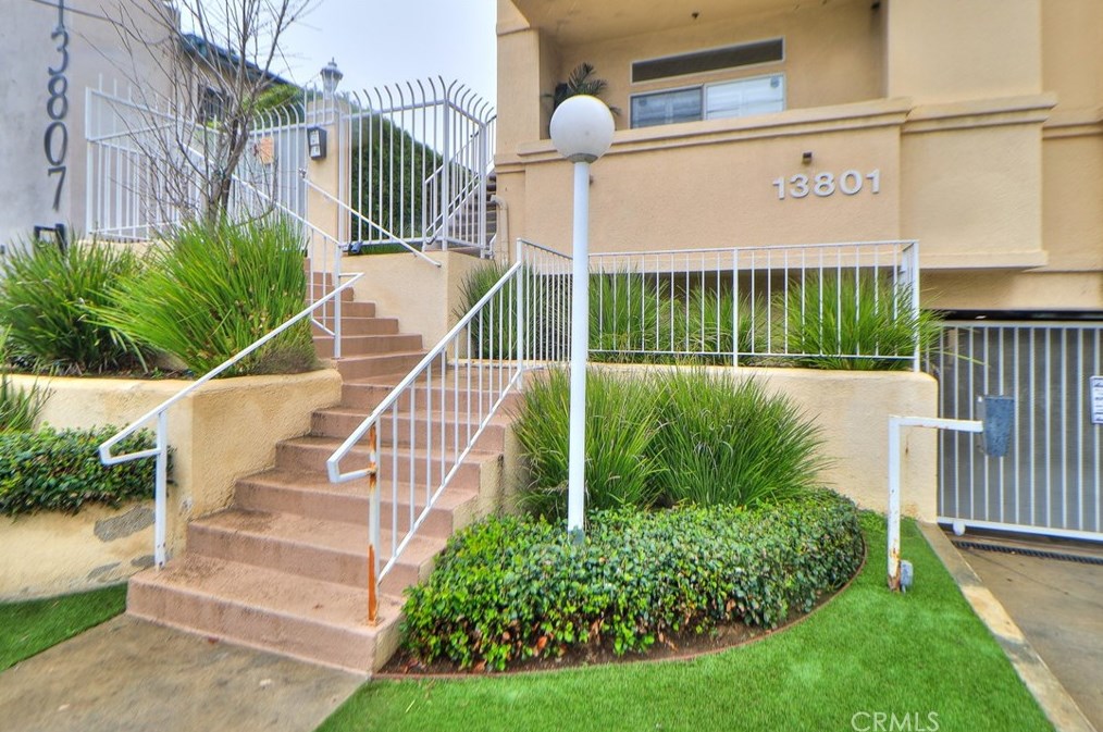 13801 Oxnard St #208, Van Nuys, CA 91401