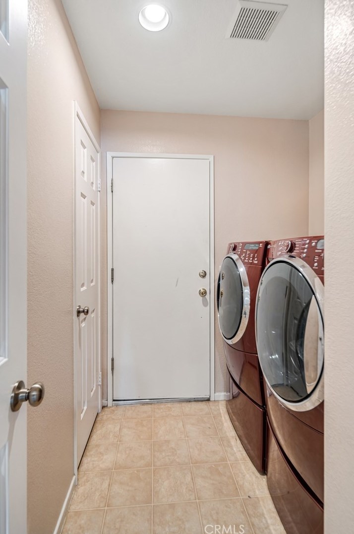 38437 Cougar Pass, Palmdale CA  93551-5017 exterior