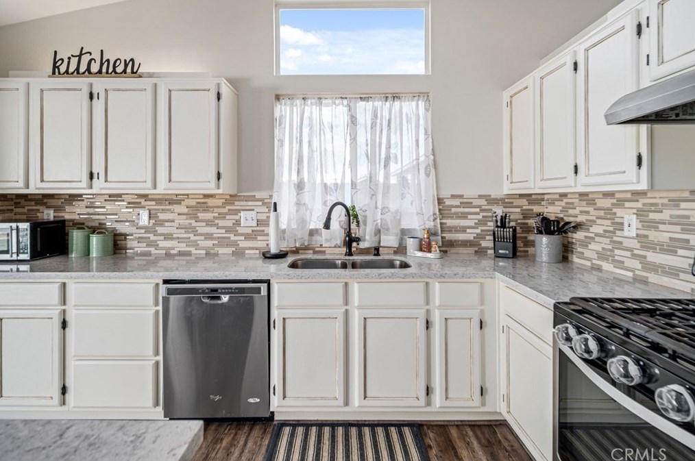 38437 Cougar Pass, Palmdale CA  93551-5017 exterior