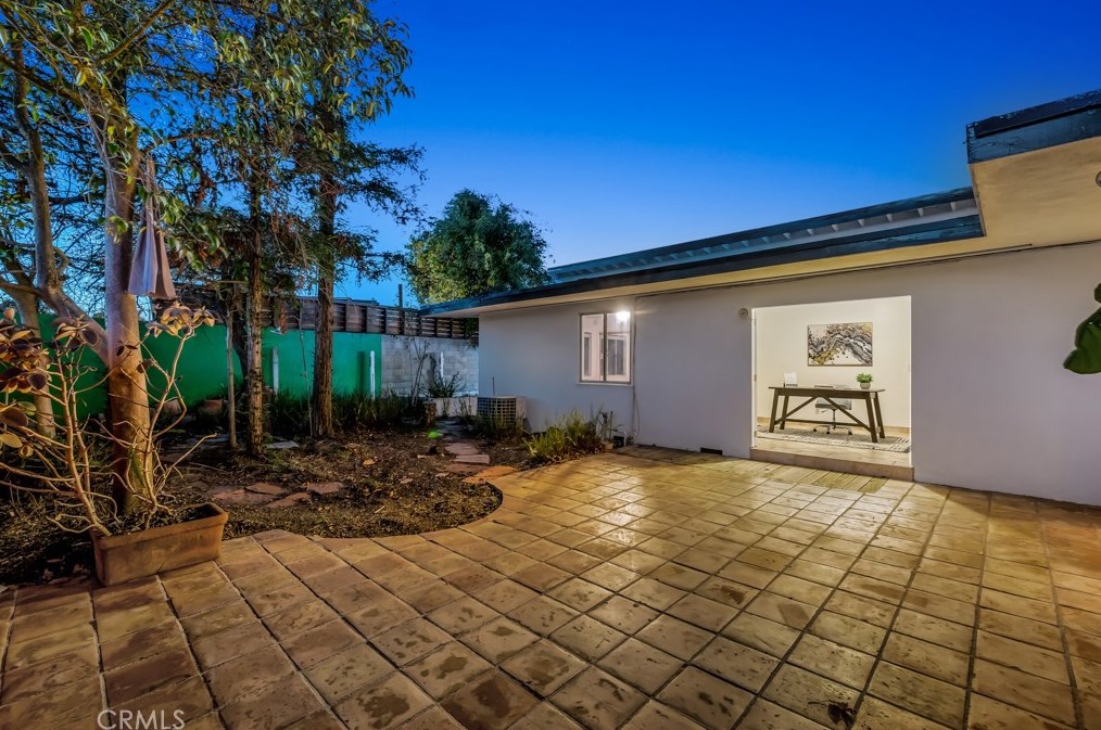 8600 Skyline Dr, Los Angeles CA  90046-1420 exterior