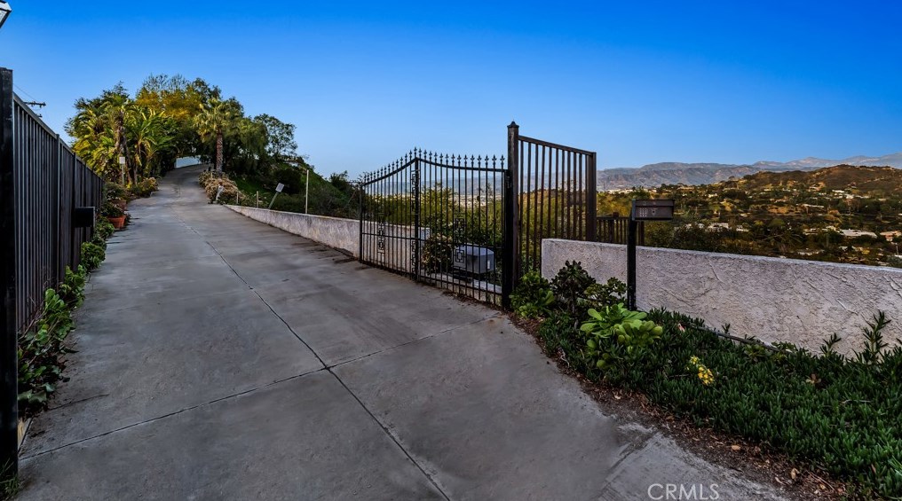 8600 Skyline Dr, Los Angeles CA  90046-1420 exterior