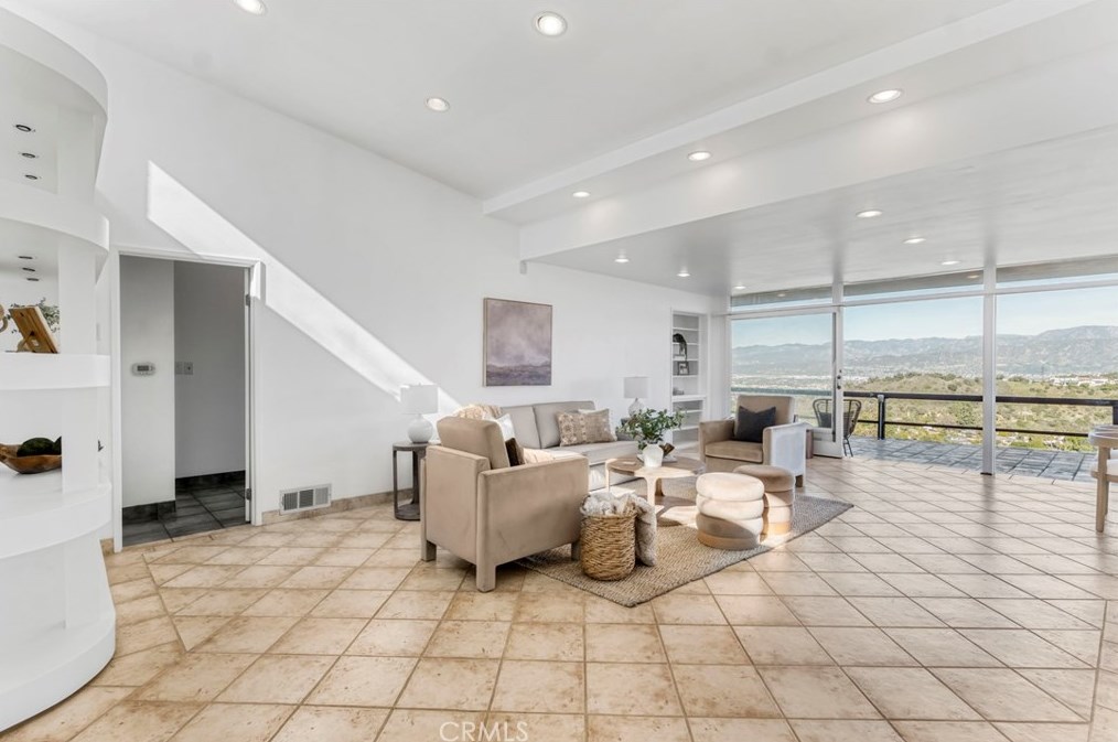 8600 Skyline Dr, Los Angeles CA  90046-1420 exterior