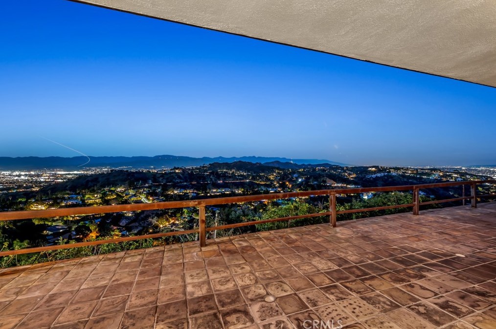 8600 Skyline Dr, Los Angeles CA  90046-1420 exterior